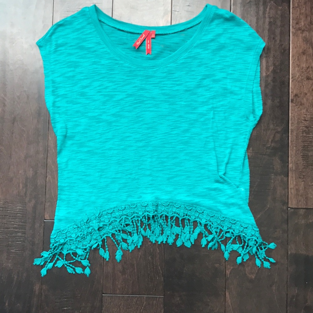 Tiny sleeve fringe top